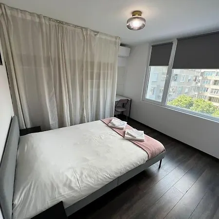 Modern 2 Bedroom Apartment In The Heart Of Varna Exterior photo