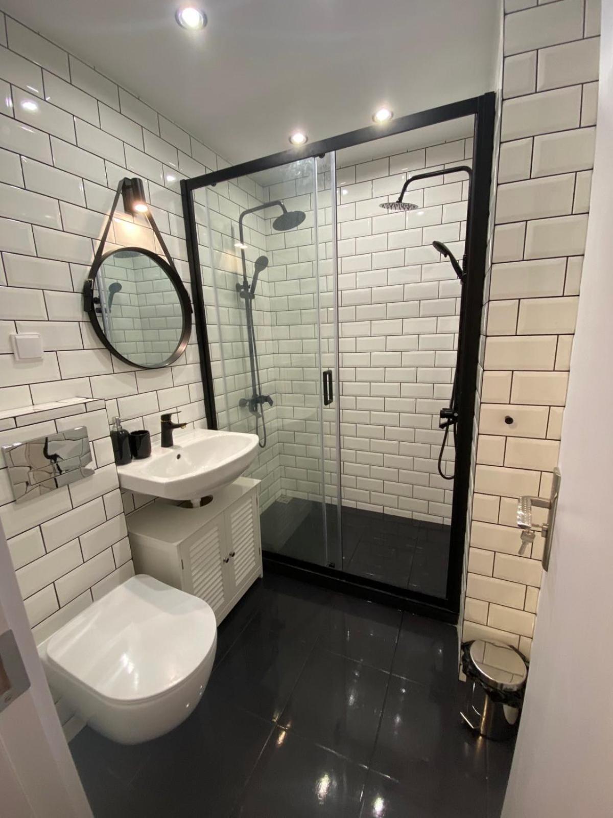 Modern 2 Bedroom In The Heart Of *
