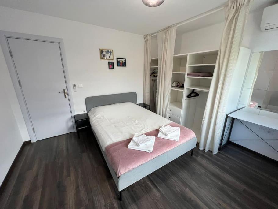 Modern 2 Bedroom In The Heart Of Апартамент